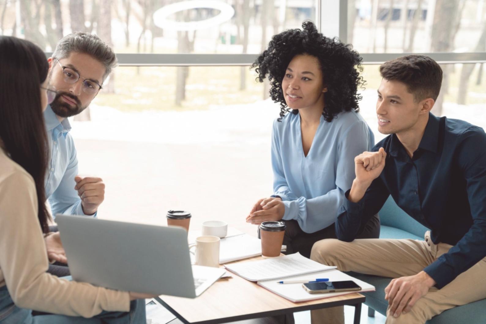Profesionales trabajando en análisis financiero y presentaciones estratégicas
