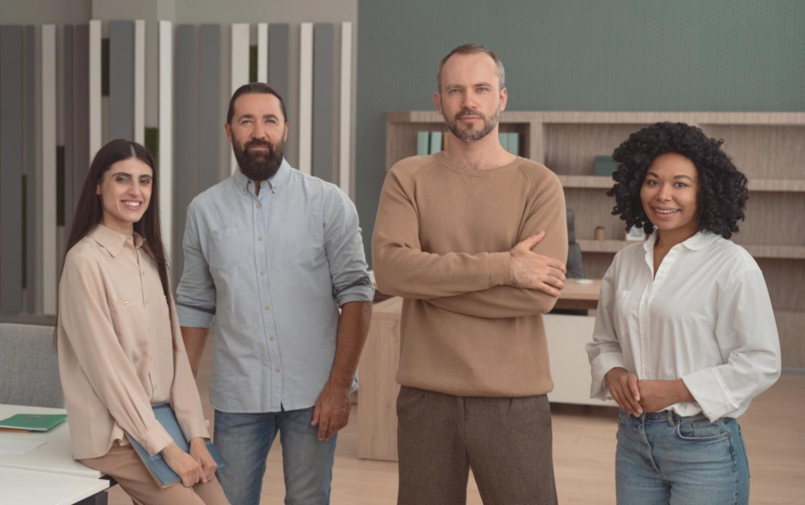 Equipo de zemarithuvos trabajando en estrategias financieras